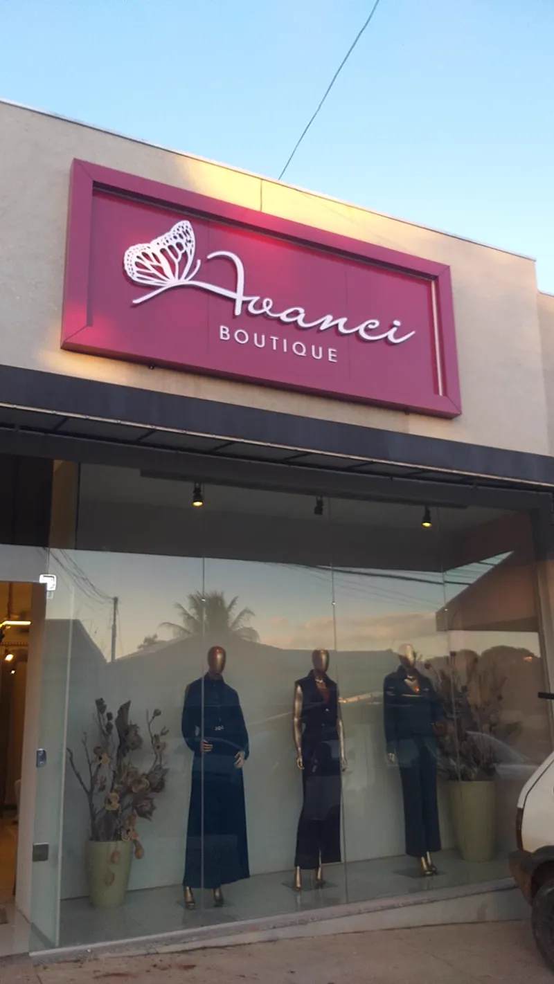 Painel em ACM bordô com logo da Avanci Boutique