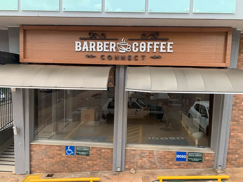Fachada em ACM amadeirado da Barber Coffee Connect