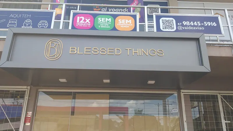 Fachada em ACM cinza com letras douradas da Blessed Things