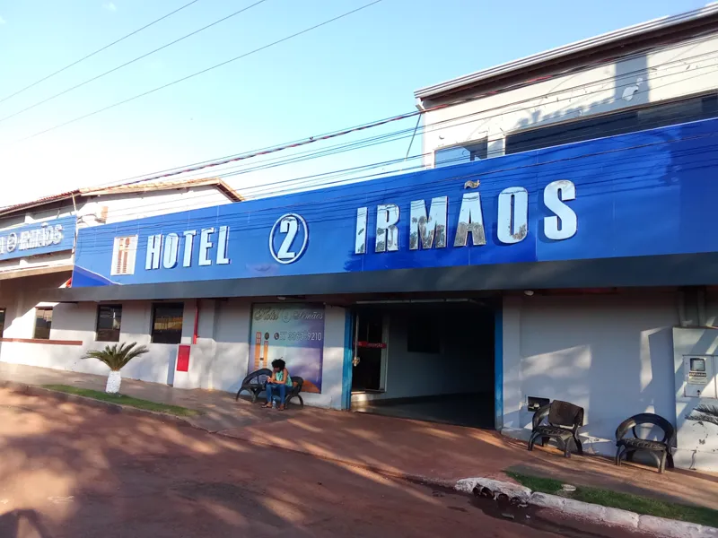 Fachada em ACM azul com letras brancas do Hotel 2 Irmãos