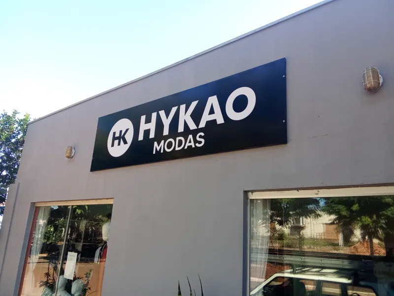 Placa em ACM preto com letras brancas da Hykao Modas
