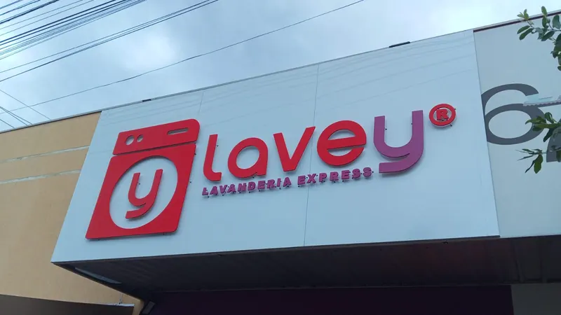 Detalhe da fachada em ACM com letra caixa em relevo da Lavey Lavanderia Express
