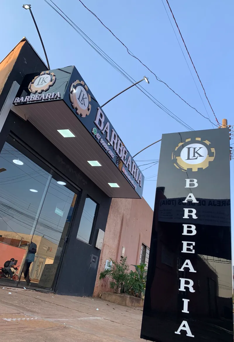 Fachada em ACM preto com totem da LK Barbearia