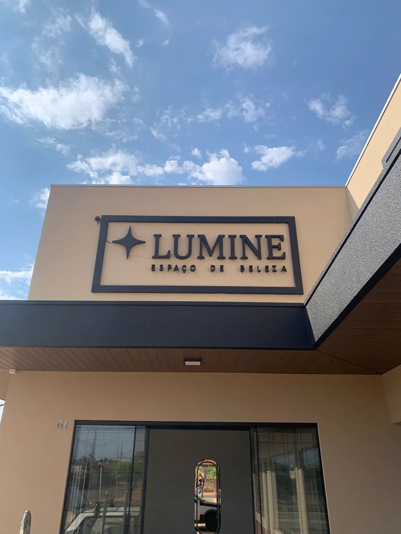 Fachada em ACM preto com placa da Lumine Espaço de Beleza