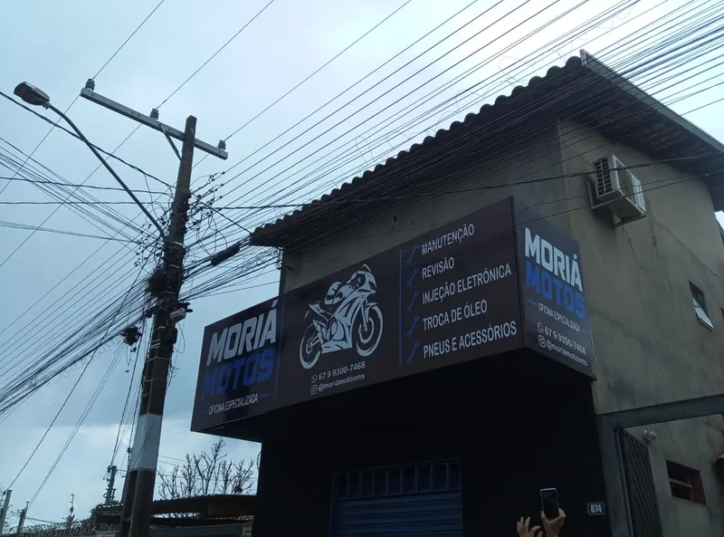 Fachada em ACM de esquina da oficina Moriá Motos
