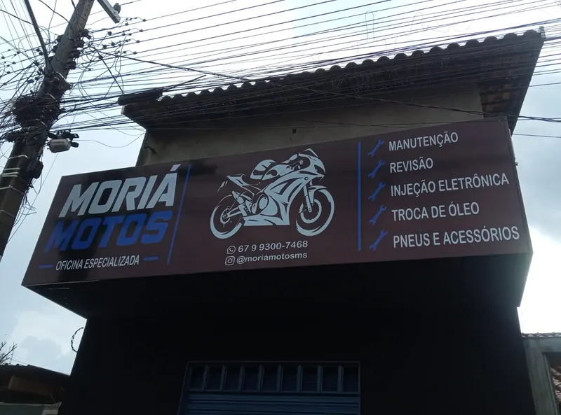 Fachada em ACM com comunicação impressa da Moriá Motos vista de frente