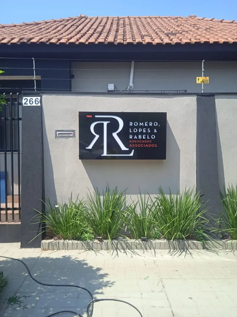 Placa em ACM preto com logo do escritório Romero, Lopes & Rabelo Advogados