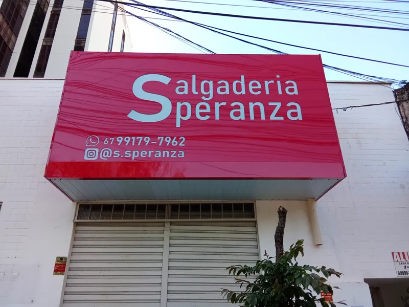 Painel em ACM vermelho com letras brancas da Salgaderia Speranza