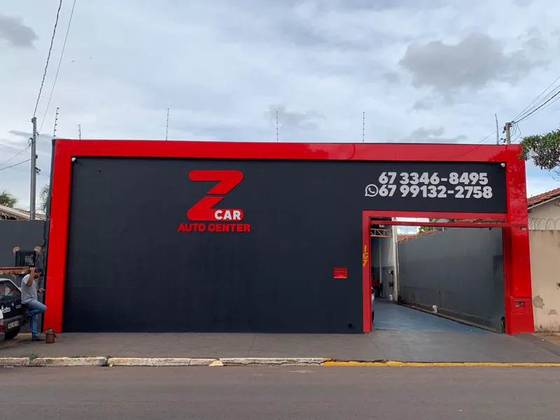 Fachada em ACM preto com moldura vermelha da Z Car Auto Center
